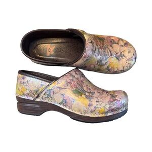 Dansko XP Pastel Floral Clogs Size EU 39 Womens US 8 Closed toe Shoe Nurse